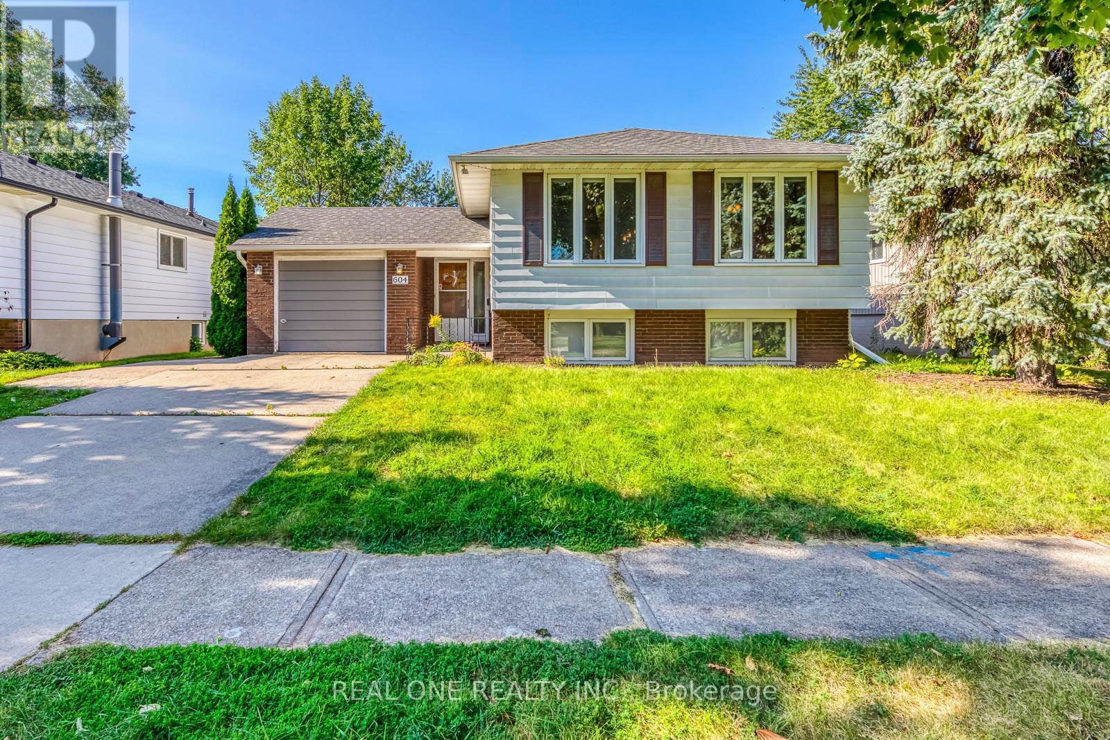 604 Bridle Wood, Burlington, Ontario  L7L 4C7 - Photo 2 - W13457810