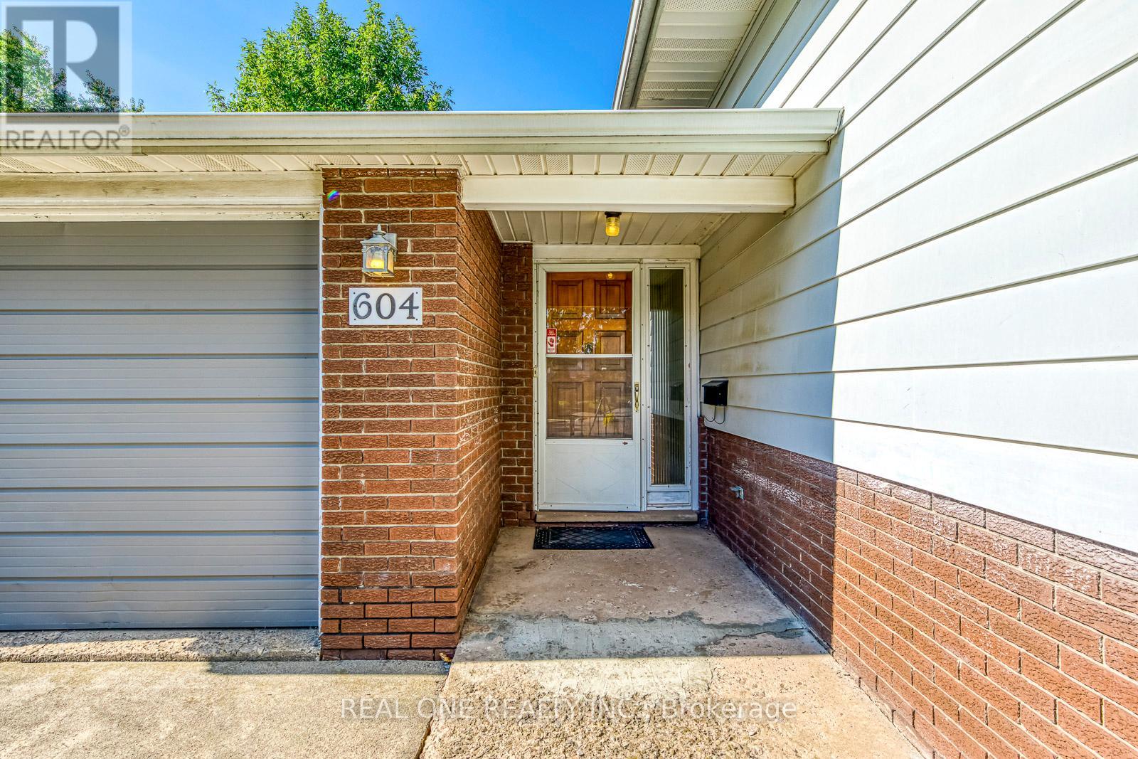 604 Bridle Wood, Burlington, Ontario  L7L 4C7 - Photo 3 - W13457810