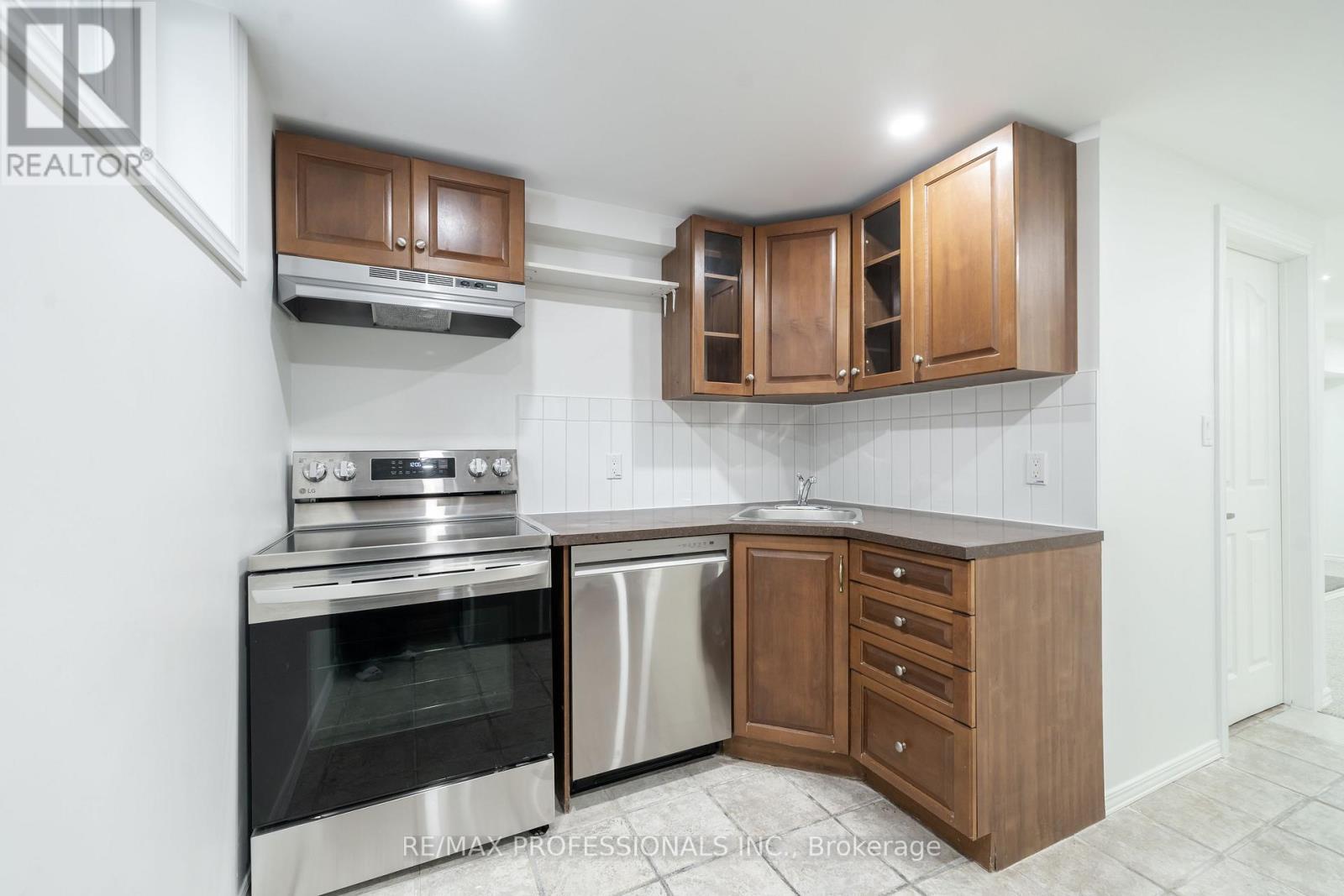 635 Peele Boulevard, Burlington, Ontario  L7R 3B8 - Photo 5 - W13457820