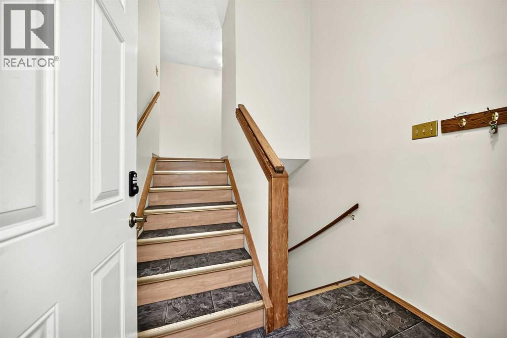 4331 72 Street NW, Calgary, Alberta  T3B 2L1 - Photo 4 - A2321475