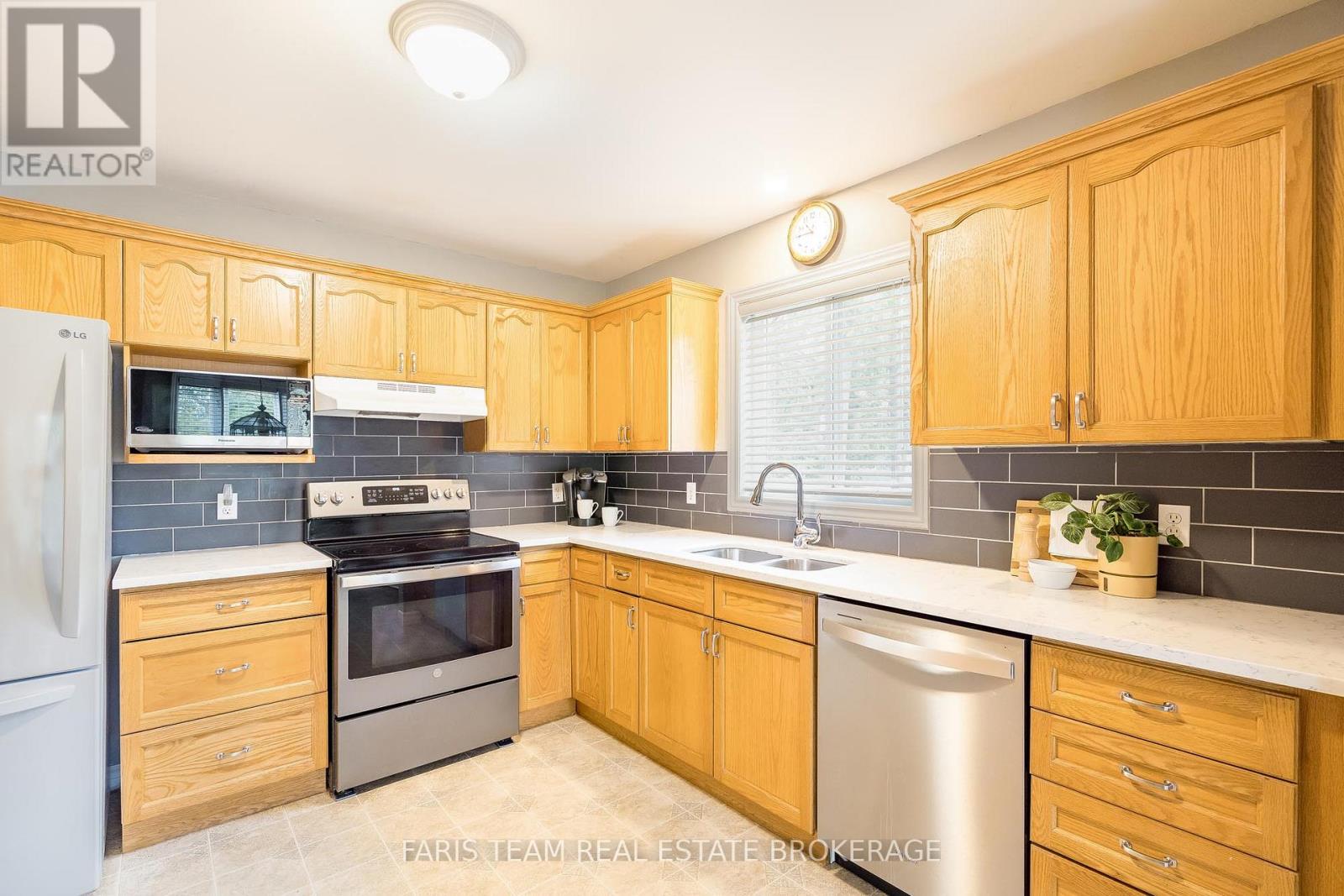 46 Greenwood Avenue, Oro-Medonte, Ontario  L0K 1E0 - Photo 5 - S13235970