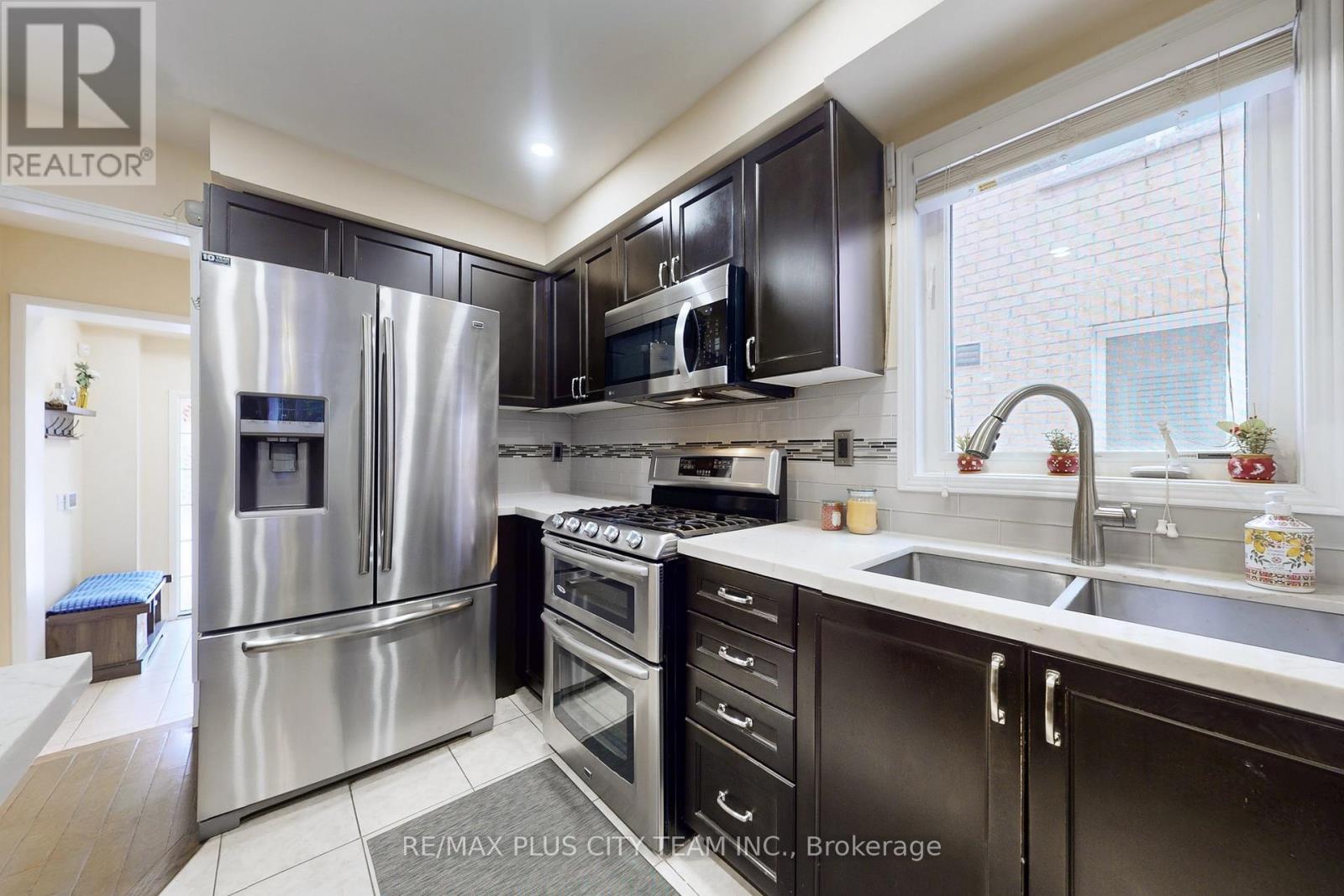 16 Edison Way, Whitby, Ontario  L1R 0M3 - Photo 10 - E13457980