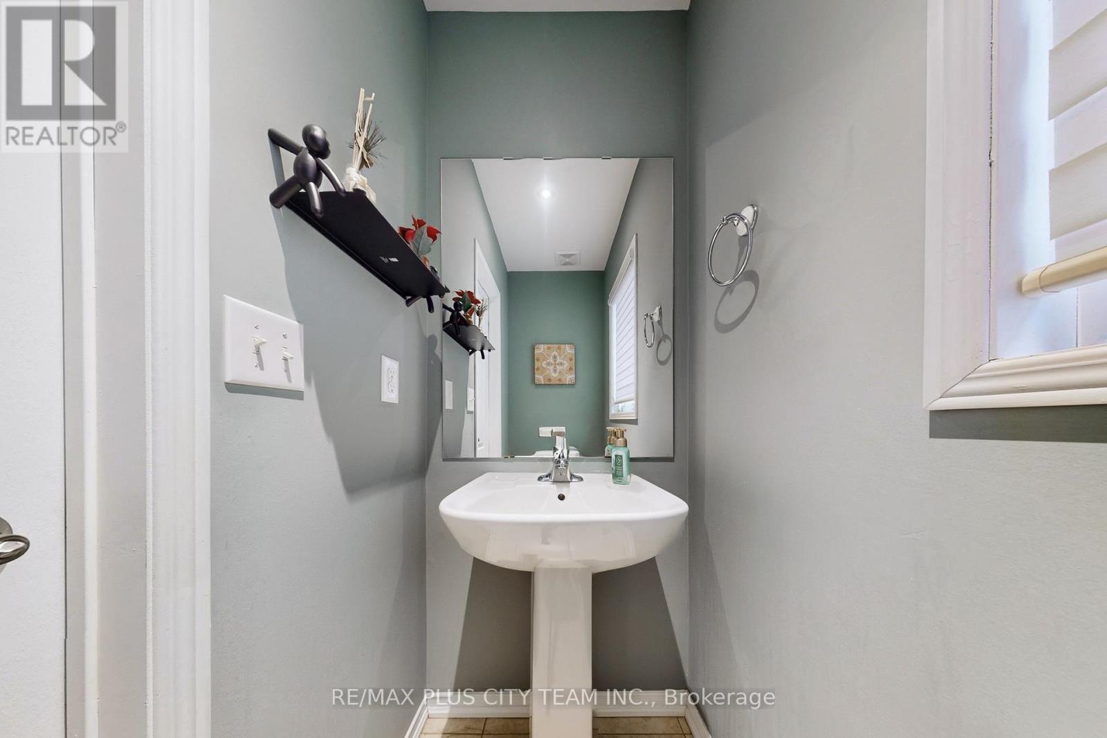 16 Edison Way, Whitby, Ontario  L1R 0M3 - Photo 11 - E13457980