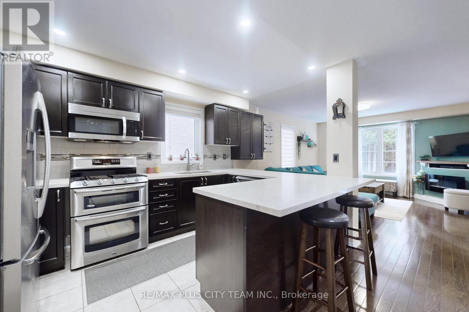 16 Edison Way, Whitby, Ontario  L1R 0M3 - Photo 2 - E13457980