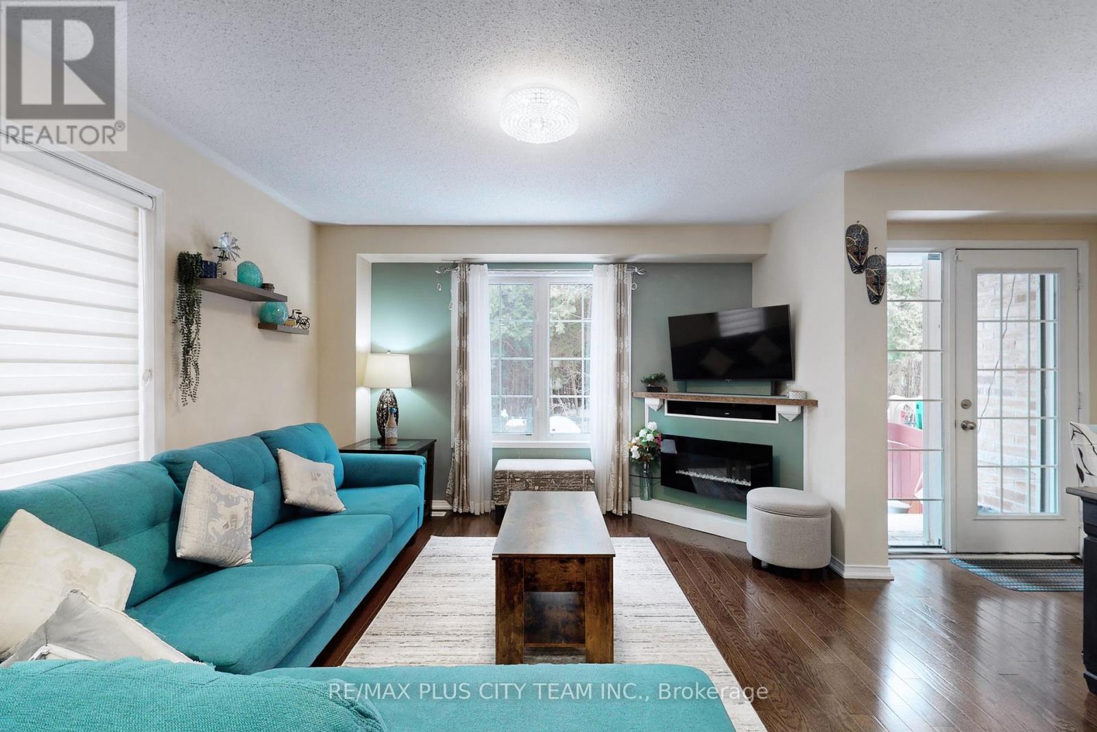 16 Edison Way, Whitby, Ontario  L1R 0M3 - Photo 4 - E13457980