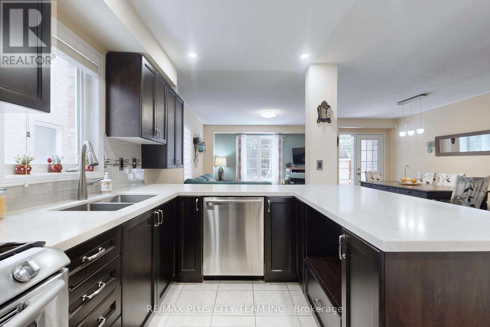 16 Edison Way, Whitby, Ontario  L1R 0M3 - Photo 8 - E13457980