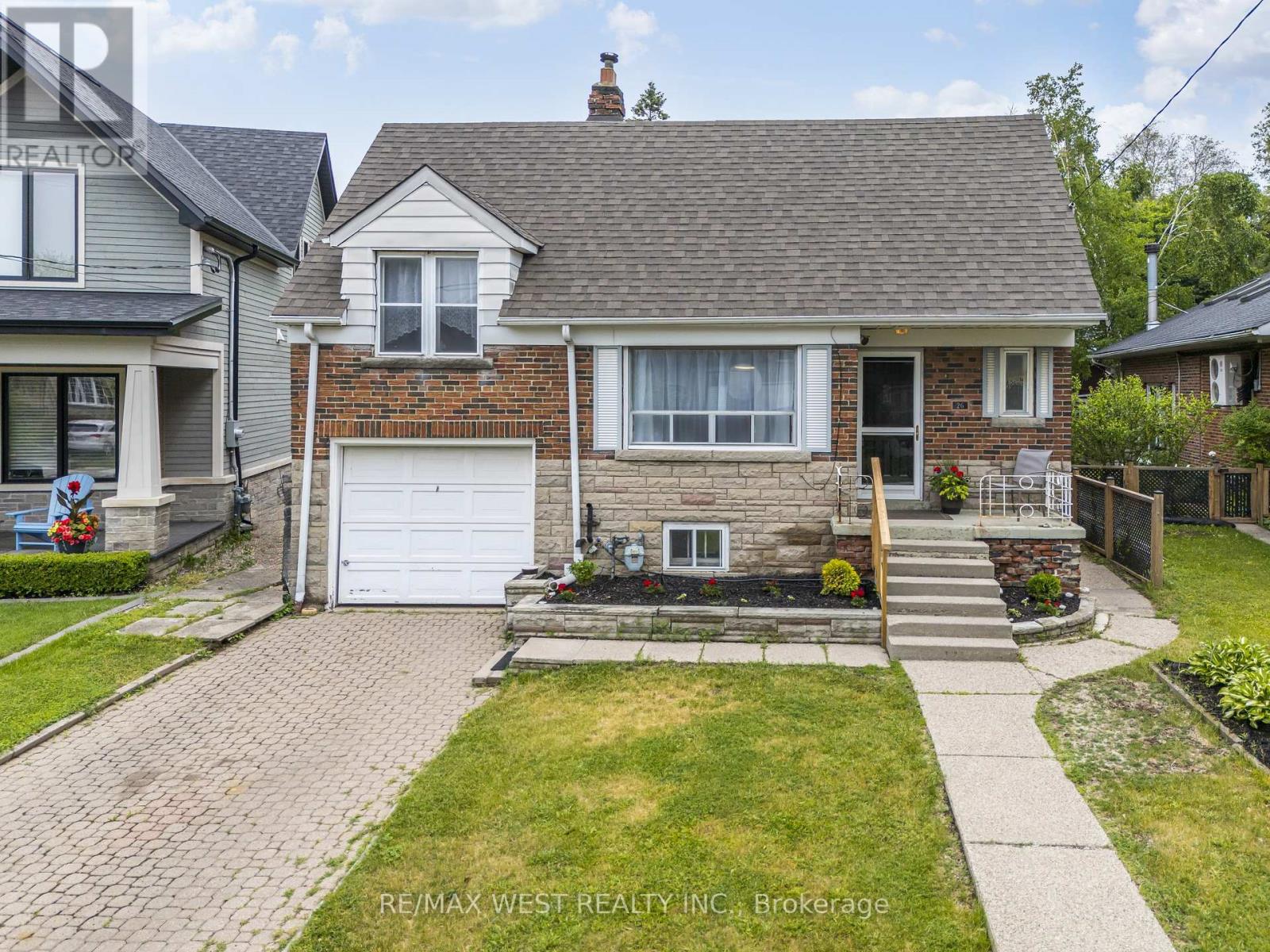 <div class="slider-price">$1,395,000</div><p>26 Parkland Road, Toronto, Ontario</p>