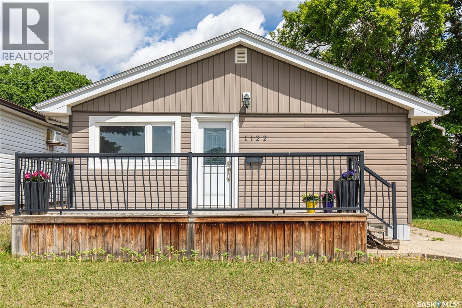 1122 Stadacona Street W, Moose Jaw, Saskatchewan  S6H 2B3 - Photo 2 - SK039790