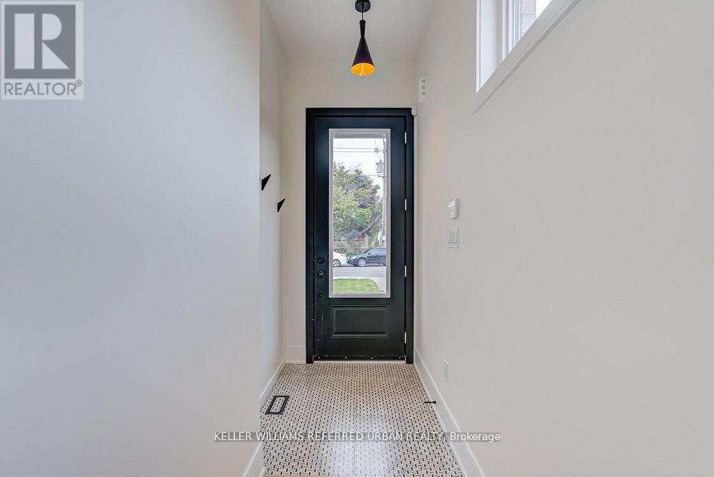 16a Maple Avenue N, Mississauga, Ontario  L5H 2S1 - Photo 2 - W13458010