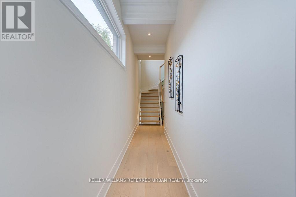16a Maple Avenue N, Mississauga, Ontario  L5H 2S1 - Photo 3 - W13458010