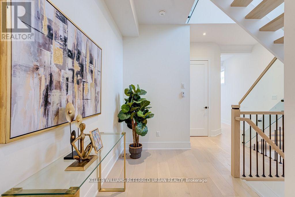 16a Maple Avenue N, Mississauga, Ontario  L5H 2S1 - Photo 4 - W13458010