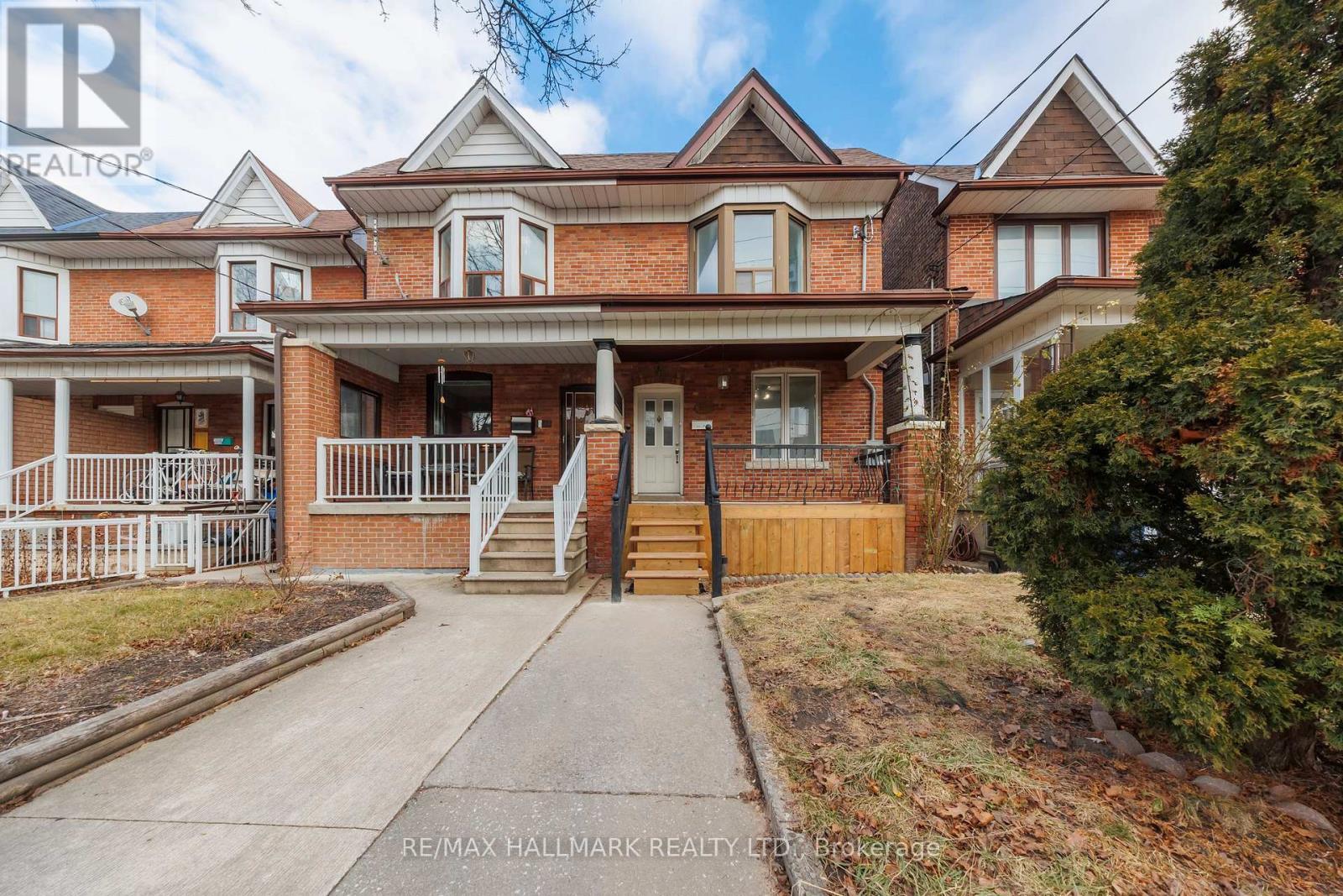 <div class="slider-price">$1,149,000</div><p>185 Laughton Avenue, Toronto, Ontario</p>