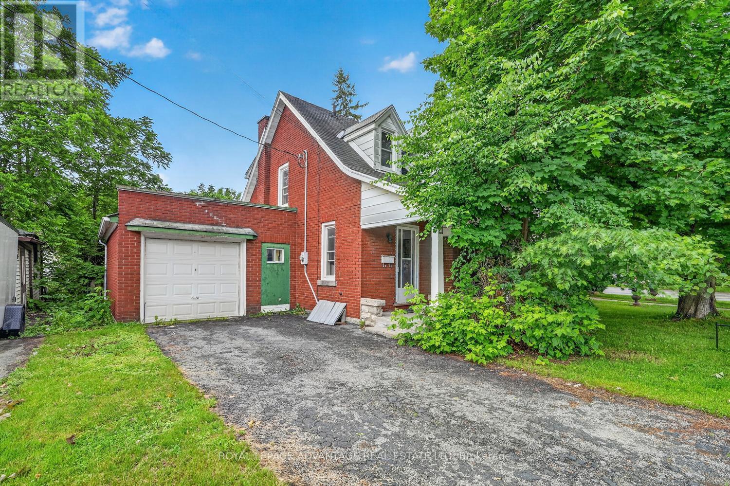 21 Gladstone Avenue, Smiths Falls, Ontario  K7A 1R5 - Photo 2 - X12996488
