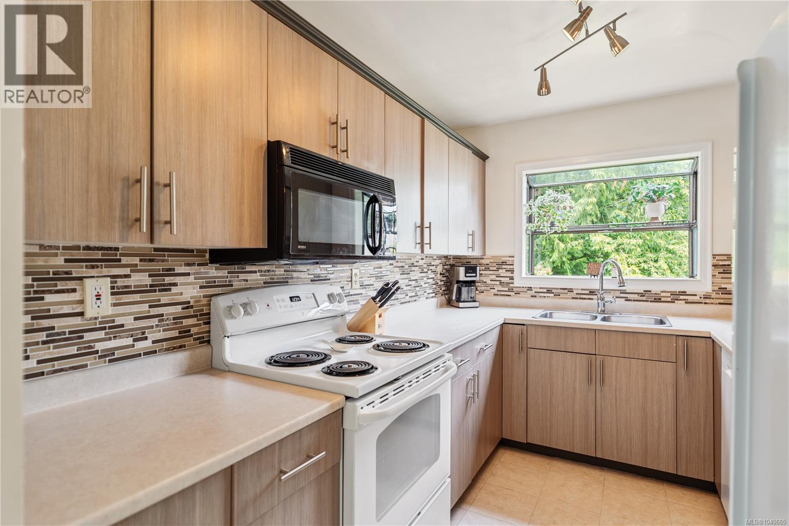 12 4041 Saanich Rd, Saanich, British Columbia  V8X 1Z2 - Photo 13 - 1040665