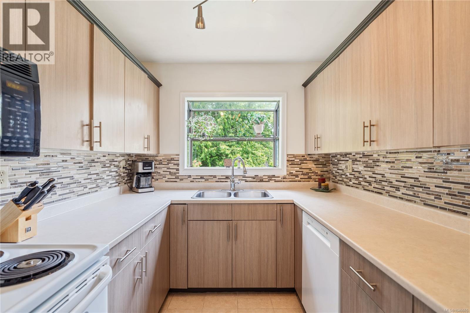12 4041 Saanich Rd, Saanich, British Columbia  V8X 1Z2 - Photo 14 - 1040665