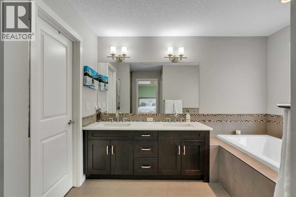 58 Valley Pointe Bay NW, Calgary, Alberta  T3B 6B6 - Photo 23 - A2321587