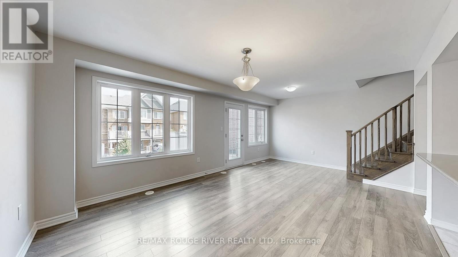 1061 Clipper Lane, Pickering, Ontario L1X 0E9 - Photo 4 - E13458152