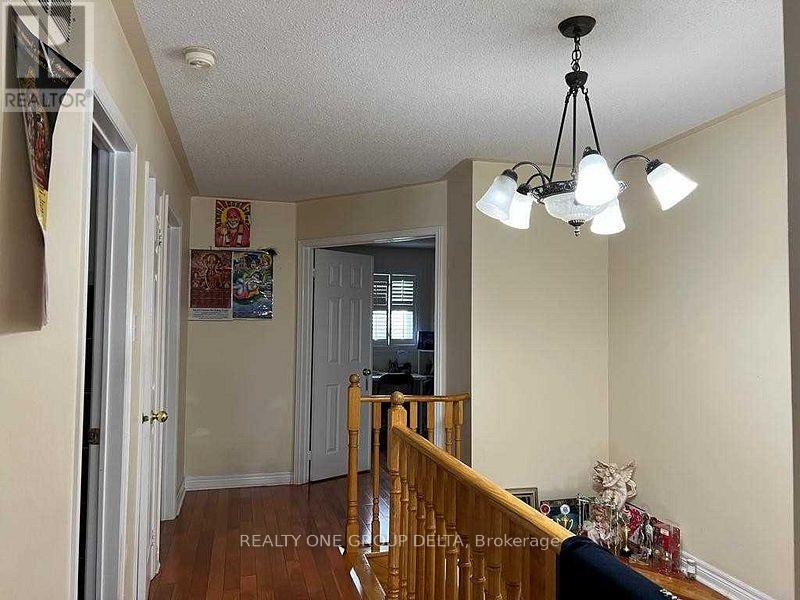 Upper - 24 Arborview Crescent, Toronto, Ontario  M9W 7B3 - Photo 4 - W13429258