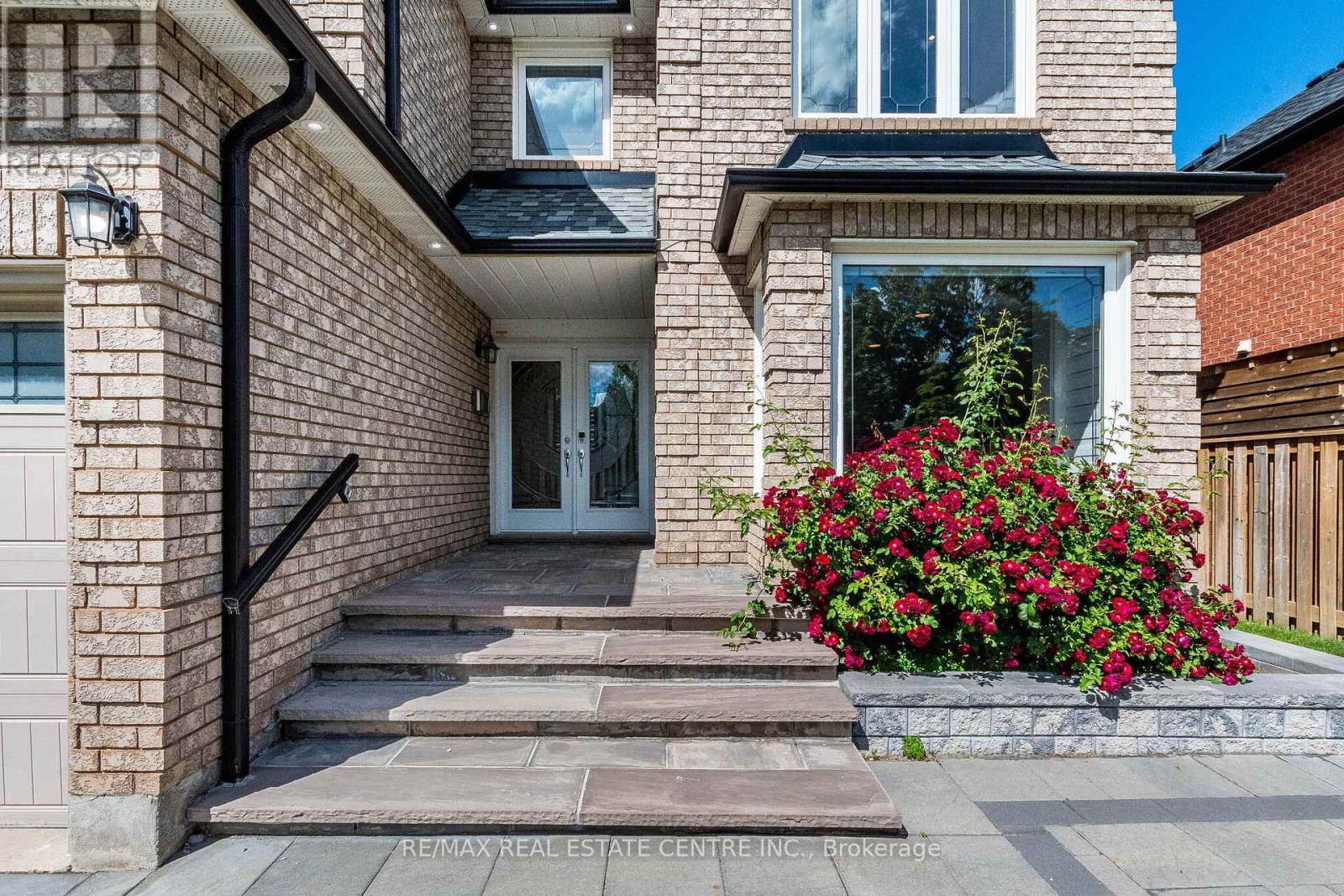 5937 Rayshaw Crescent, Mississauga, Ontario  L5M 2P1 - Photo 3 - W13458142