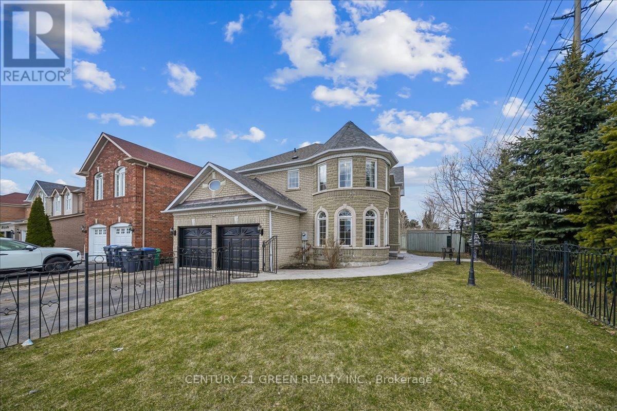 1031 Blueheron Boulevard, Mississauga, Ontario  L5V 2J8 - Photo 2 - W13458146