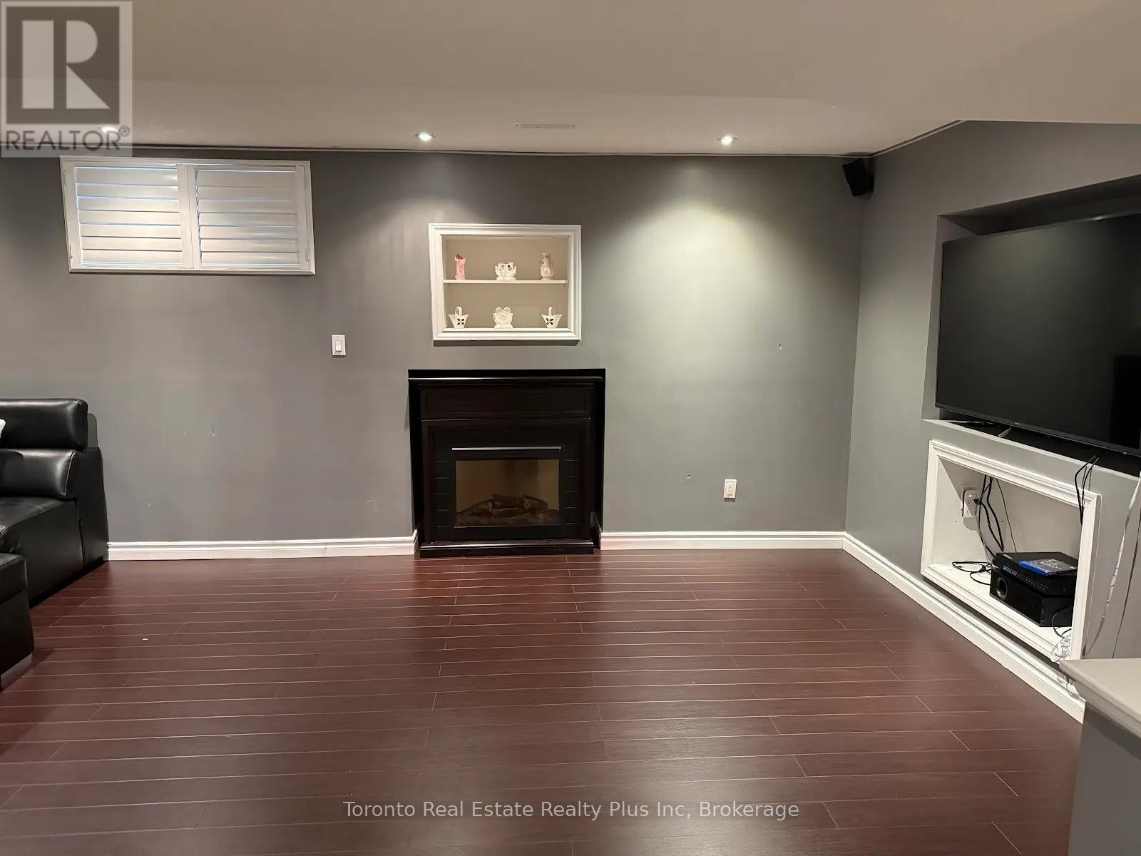 Bsmt - 4 Paddington Road, Brampton, Ontario L6P 2B3 - Photo 2 - W13458254