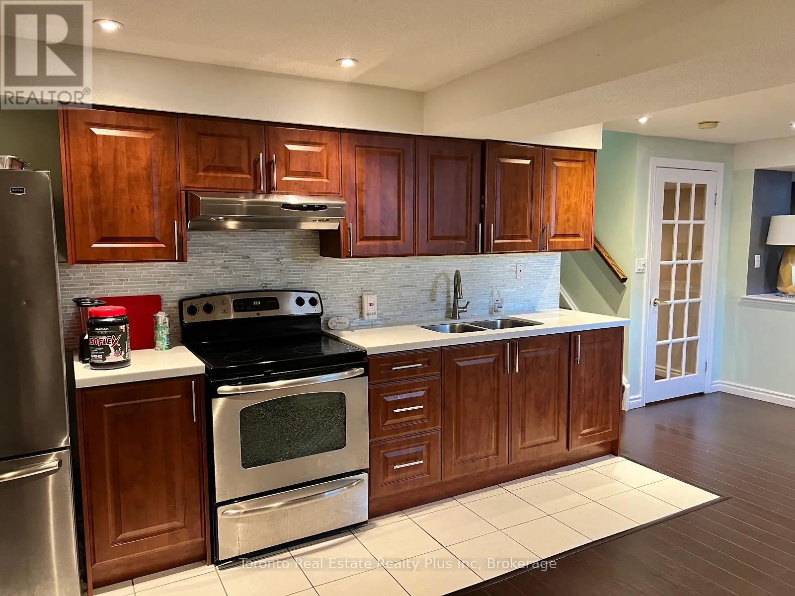 Bsmt - 4 Paddington Road, Brampton, Ontario L6P 2B3 - Photo 5 - W13458254