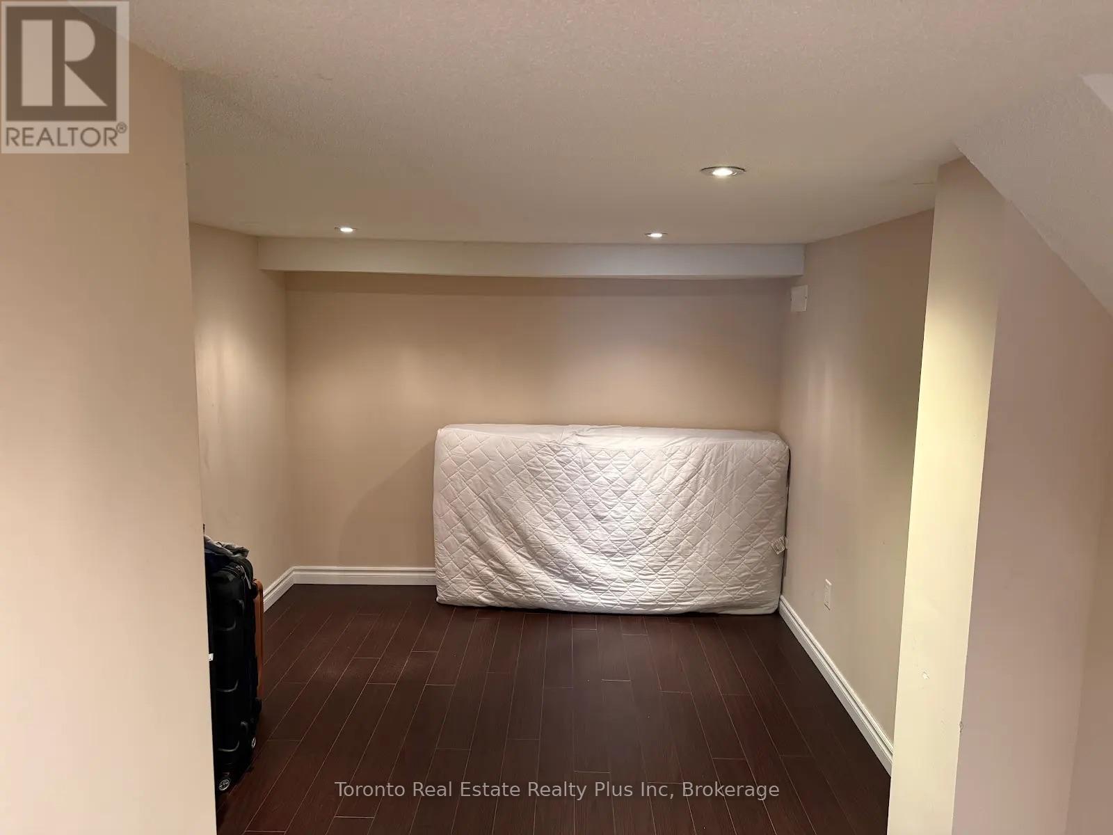 Bsmt - 4 Paddington Road, Brampton, Ontario L6P 2B3 - Photo 8 - W13458254