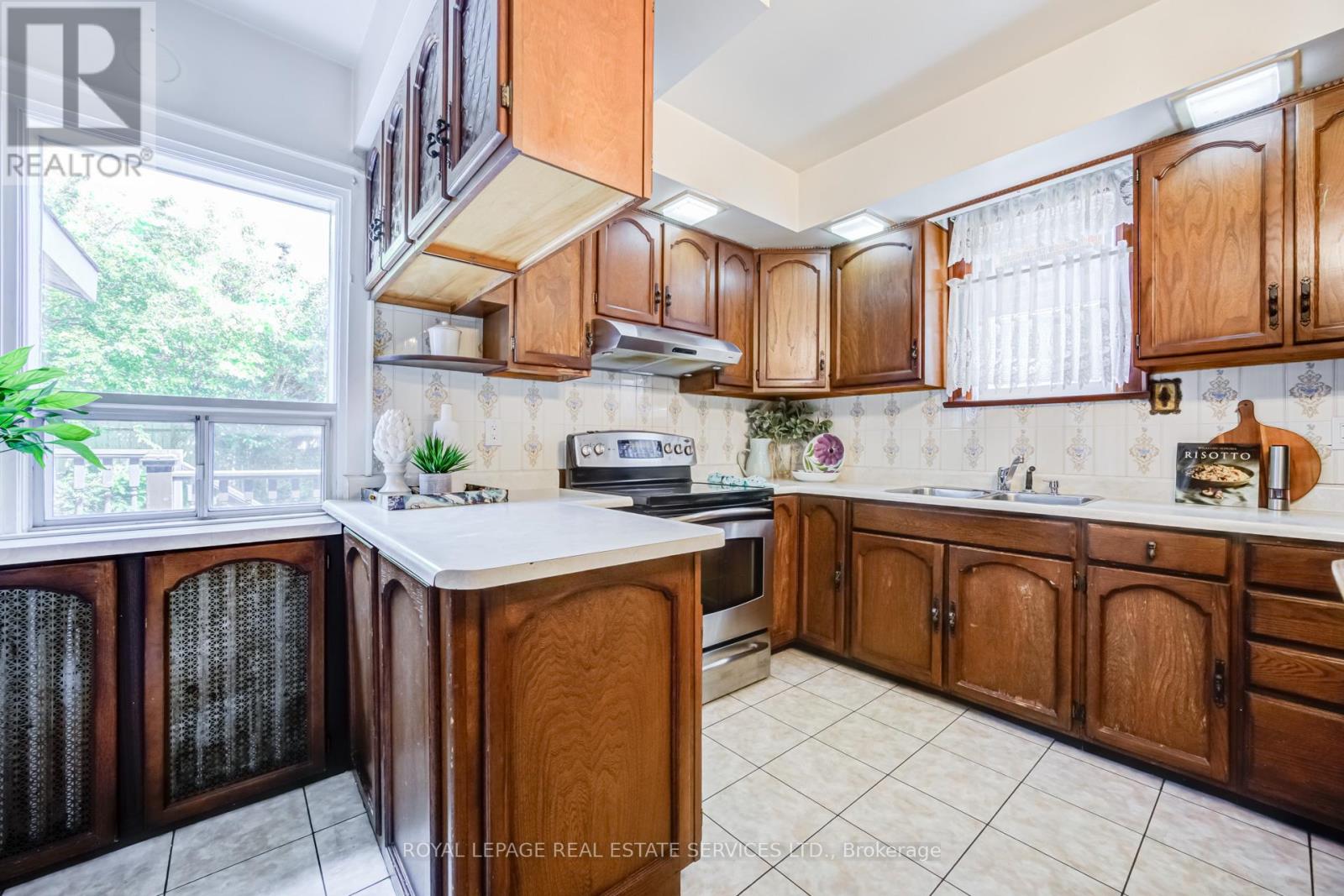 51 Halford Avenue, Toronto, Ontario  M6S 4E9 - Photo 16 - W13458368