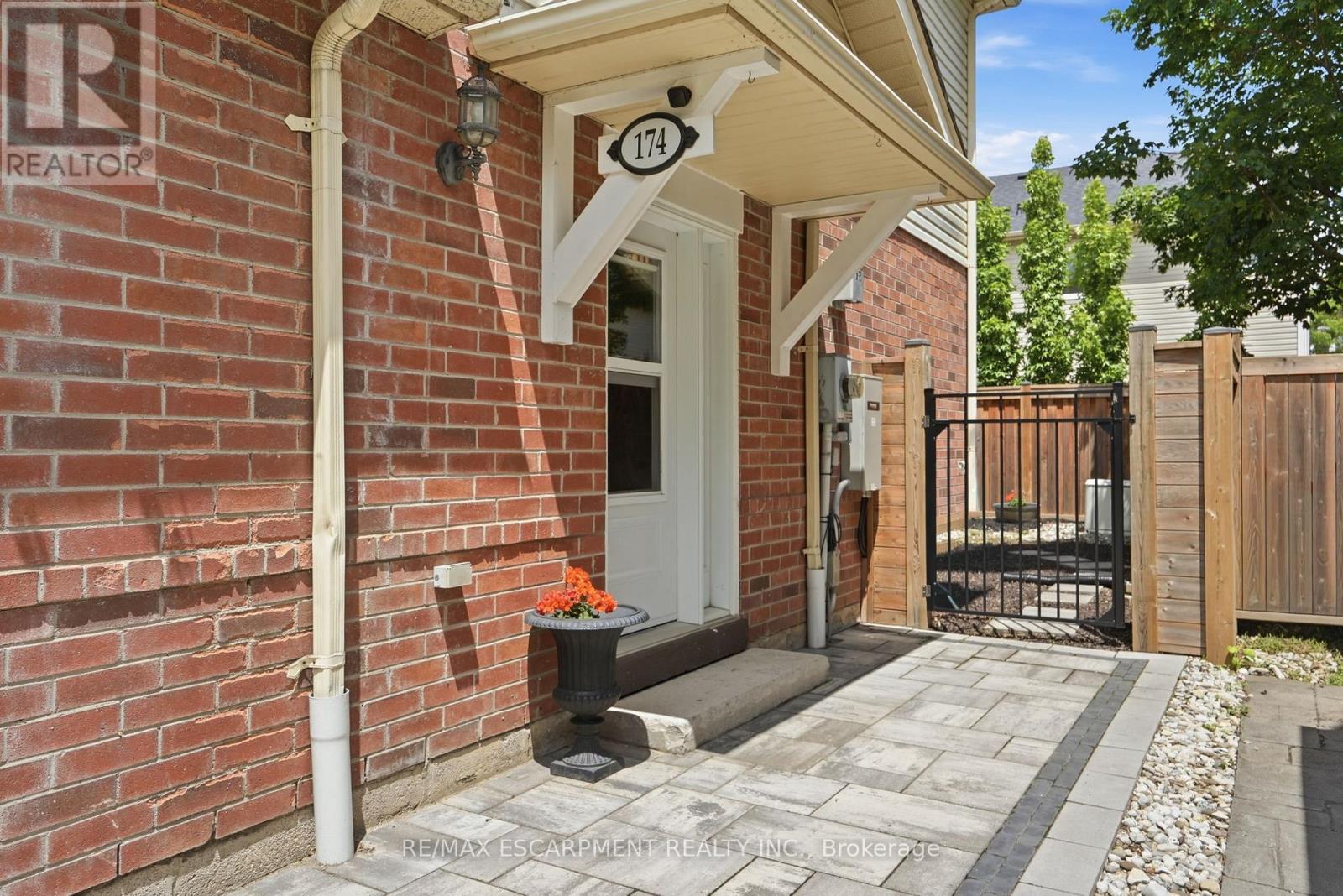 174 Fellowes Crescent, Hamilton, Ontario L8B 0M9 - Photo 2 - X13458298