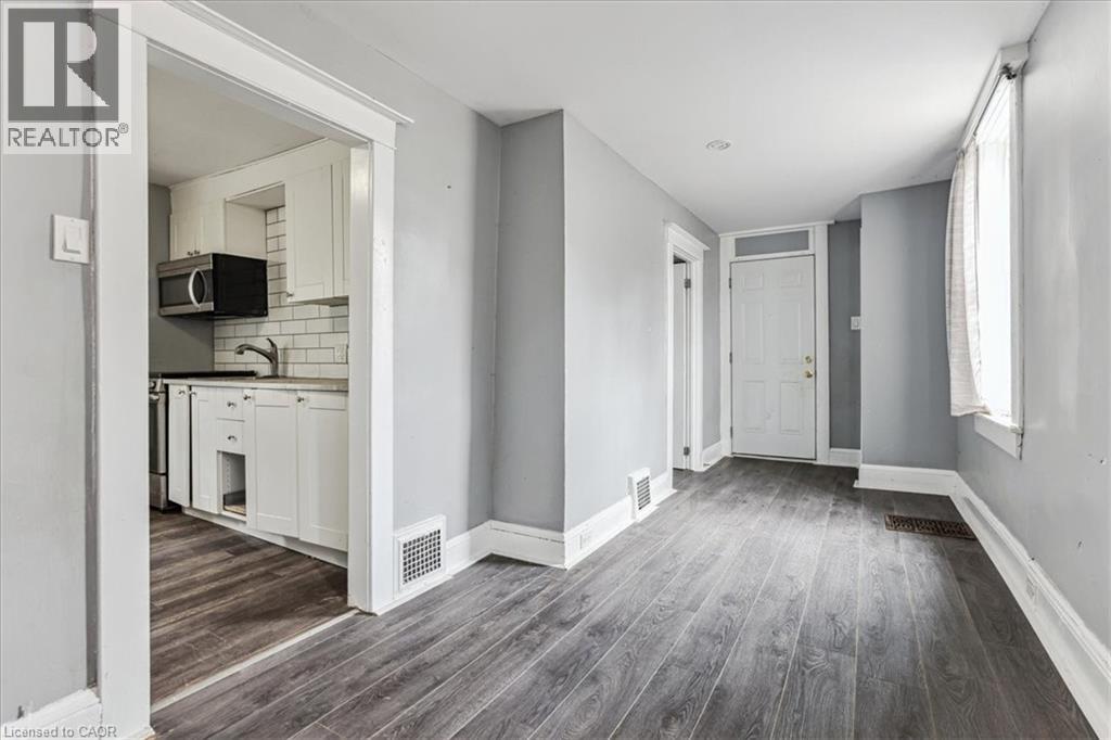 18 Linwood Street, St. Catharines, Ontario  L2R 1H3 - Photo 6 - 40840471