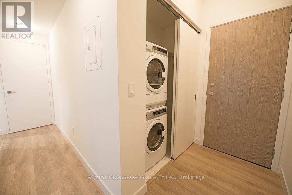 808 - 215 QUEEN STREET W, Toronto, Ontario
