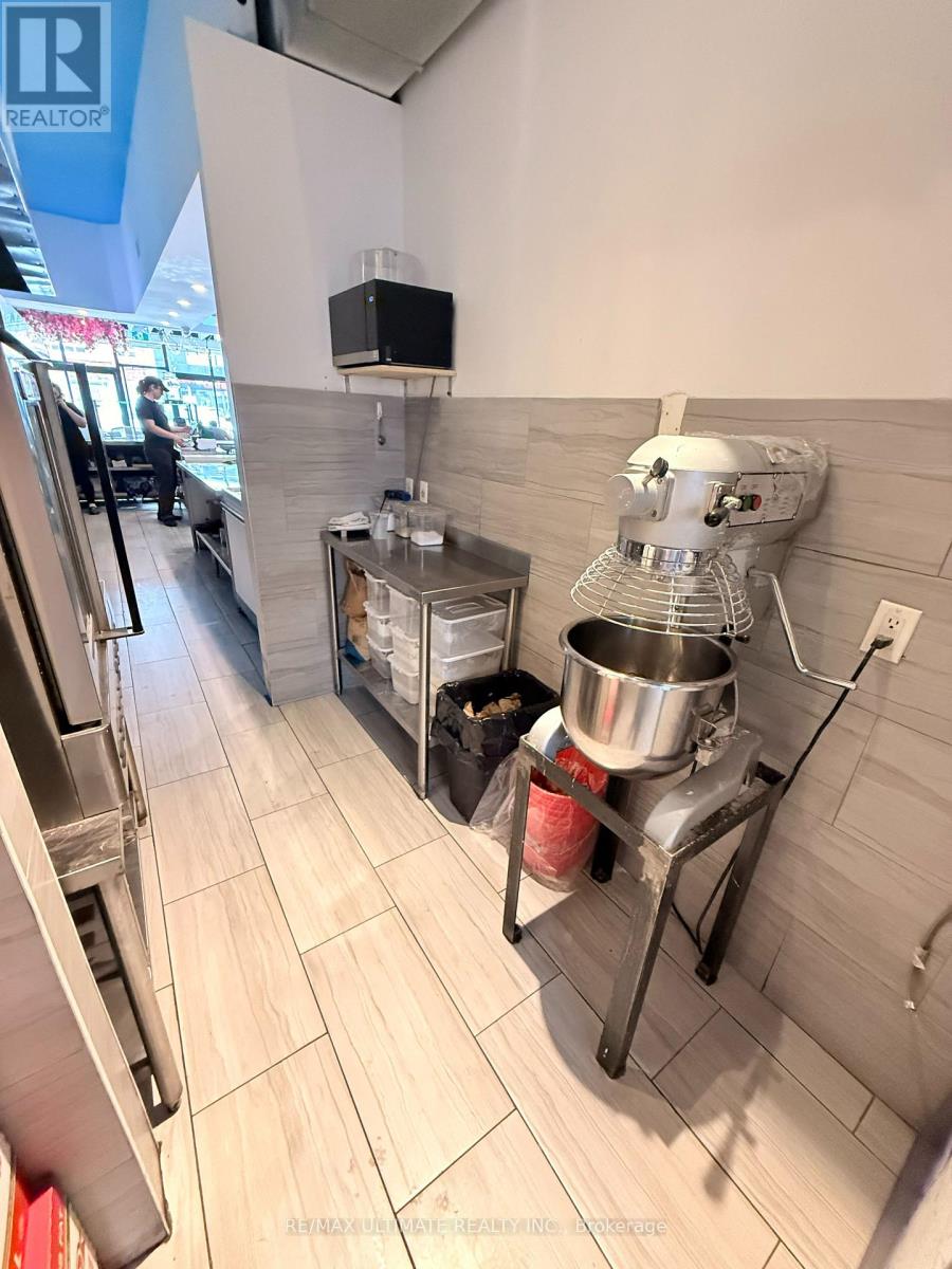 1027 Coxwell Avenue, Toronto, Ontario  M4C 3G4 - Photo 11 - E13458420