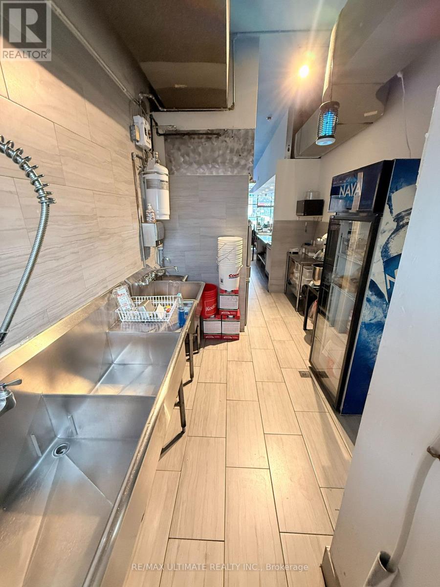 1027 Coxwell Avenue, Toronto, Ontario  M4C 3G4 - Photo 12 - E13458420