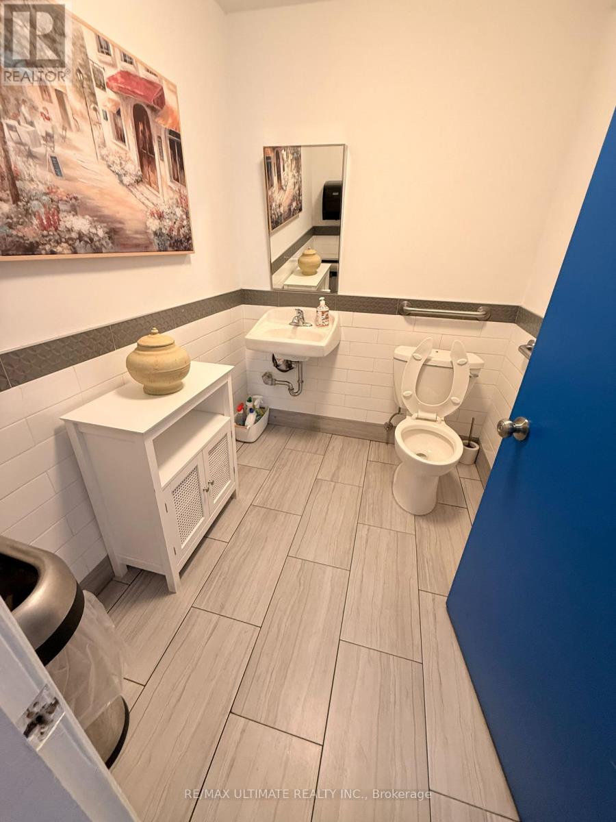 1027 Coxwell Avenue, Toronto, Ontario  M4C 3G4 - Photo 16 - E13458420