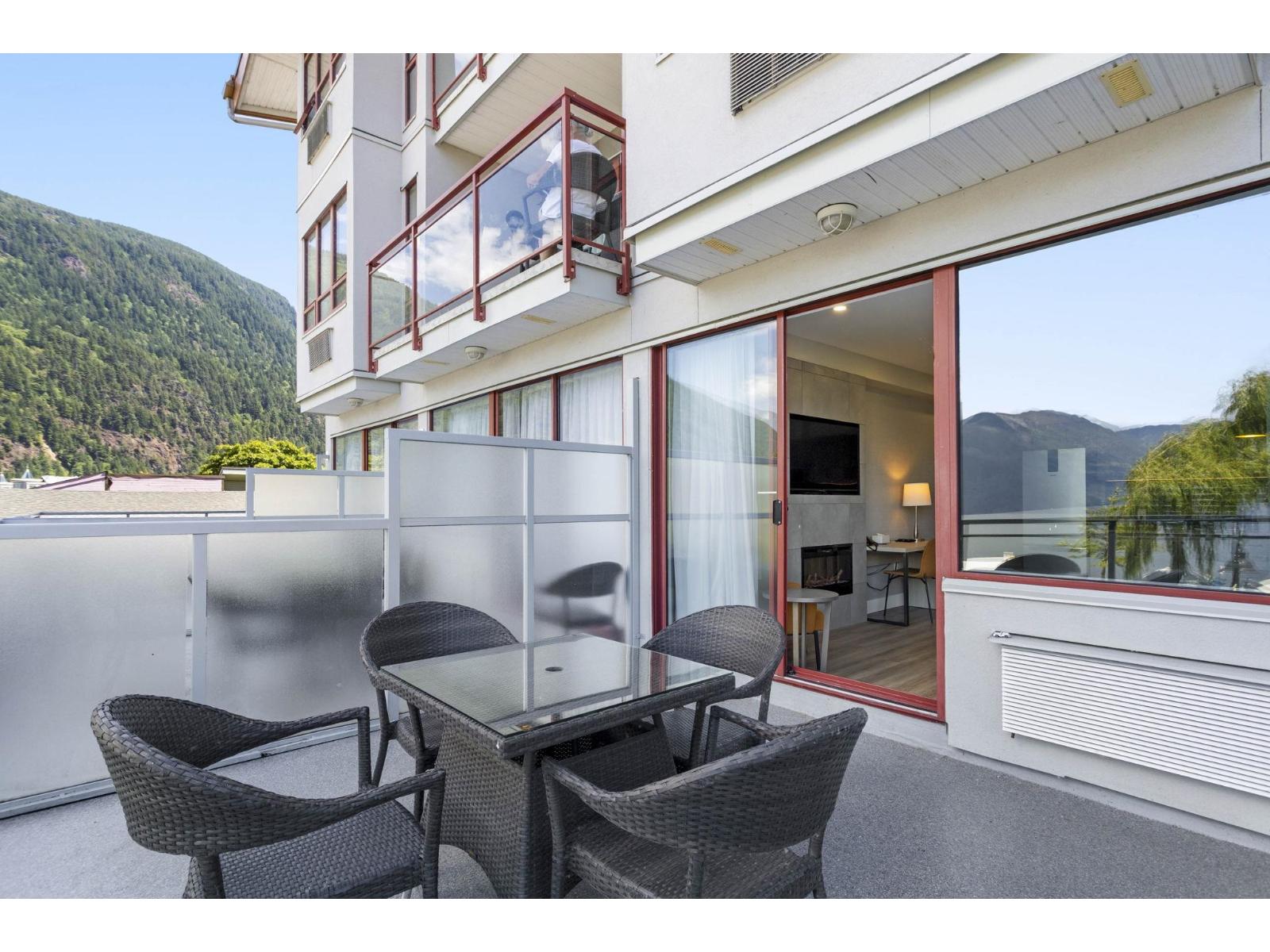 206c 160 Esplanade Avenue, Harrison Hot Springs, Harrison Hot Springs, British Columbia  V0M 1K0 - Photo 2 - R3137146
