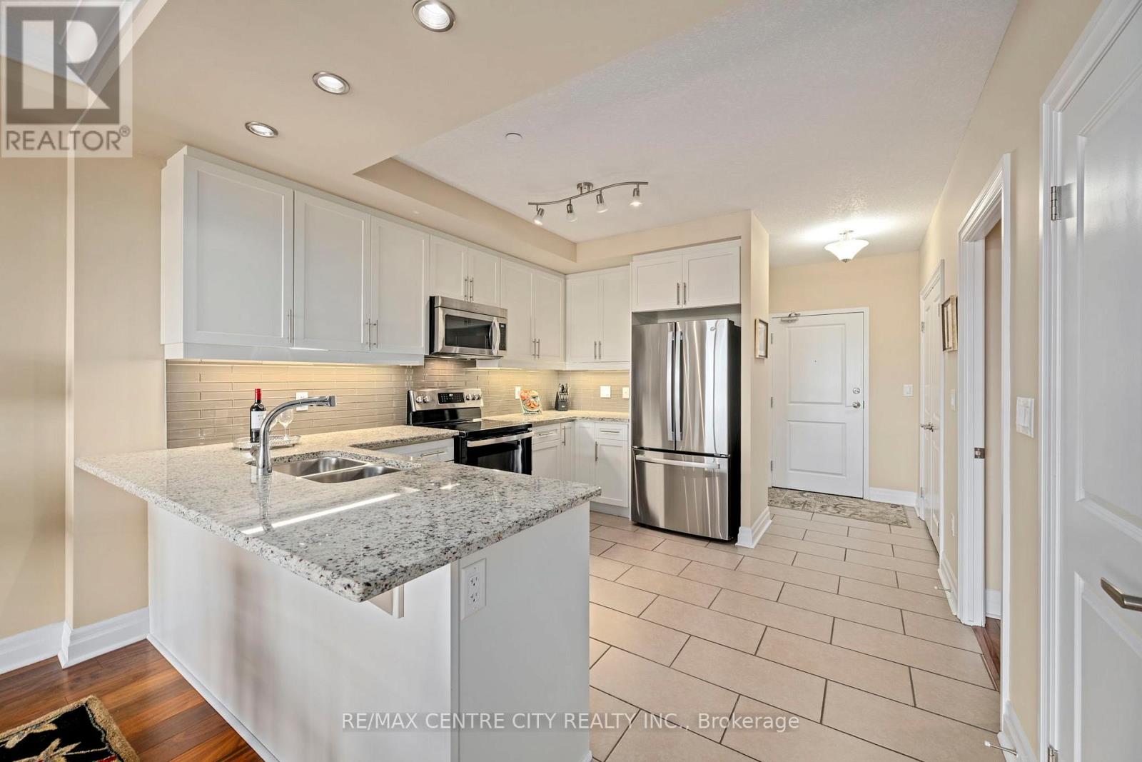 713 - 240 Villagewalk Boulevard, London North, Ontario  N6G 0P6 - Photo 2 - X13458616