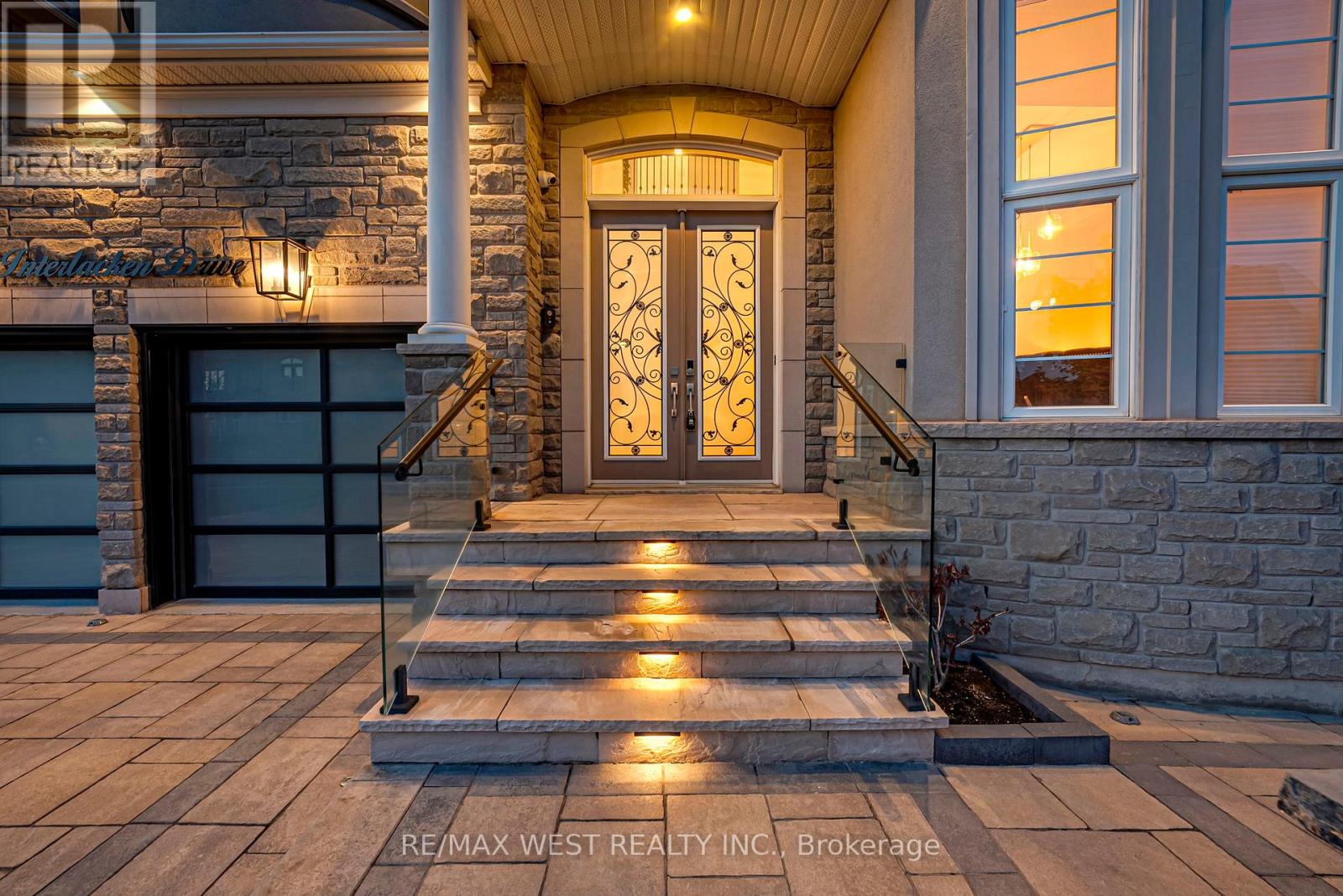 9 Interlacken Drive, Brampton, Ontario  L6X 0Y1 - Photo 2 - W13458704