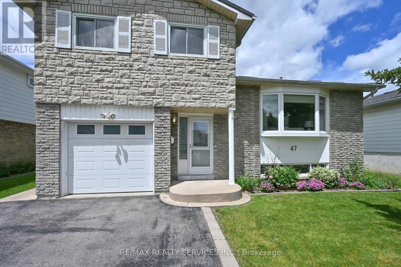 47 Grassington Crescent, Brampton, Ontario  L6S 1Z5 - Photo 2 - W13458706