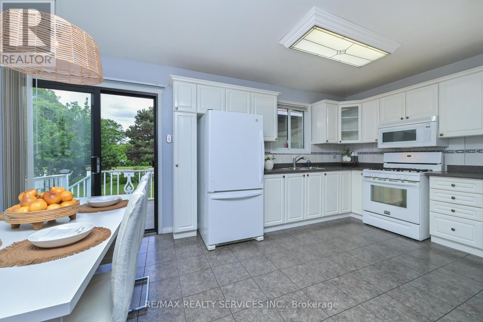 47 Grassington Crescent, Brampton, Ontario  L6S 1Z5 - Photo 3 - W13458706