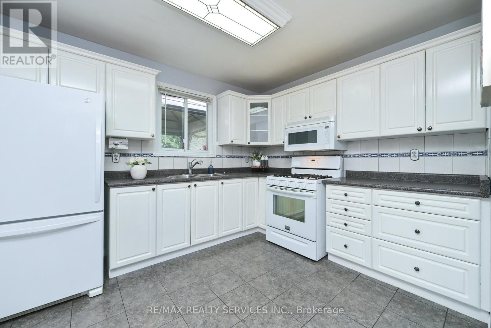 47 Grassington Crescent, Brampton, Ontario  L6S 1Z5 - Photo 5 - W13458706