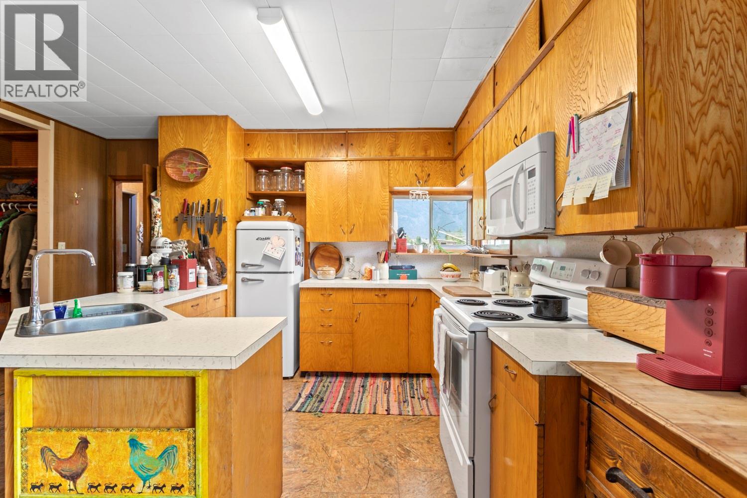 2710 38th Street, Canyon, British Columbia  V0B 1G2 - Photo 10 - 10391837