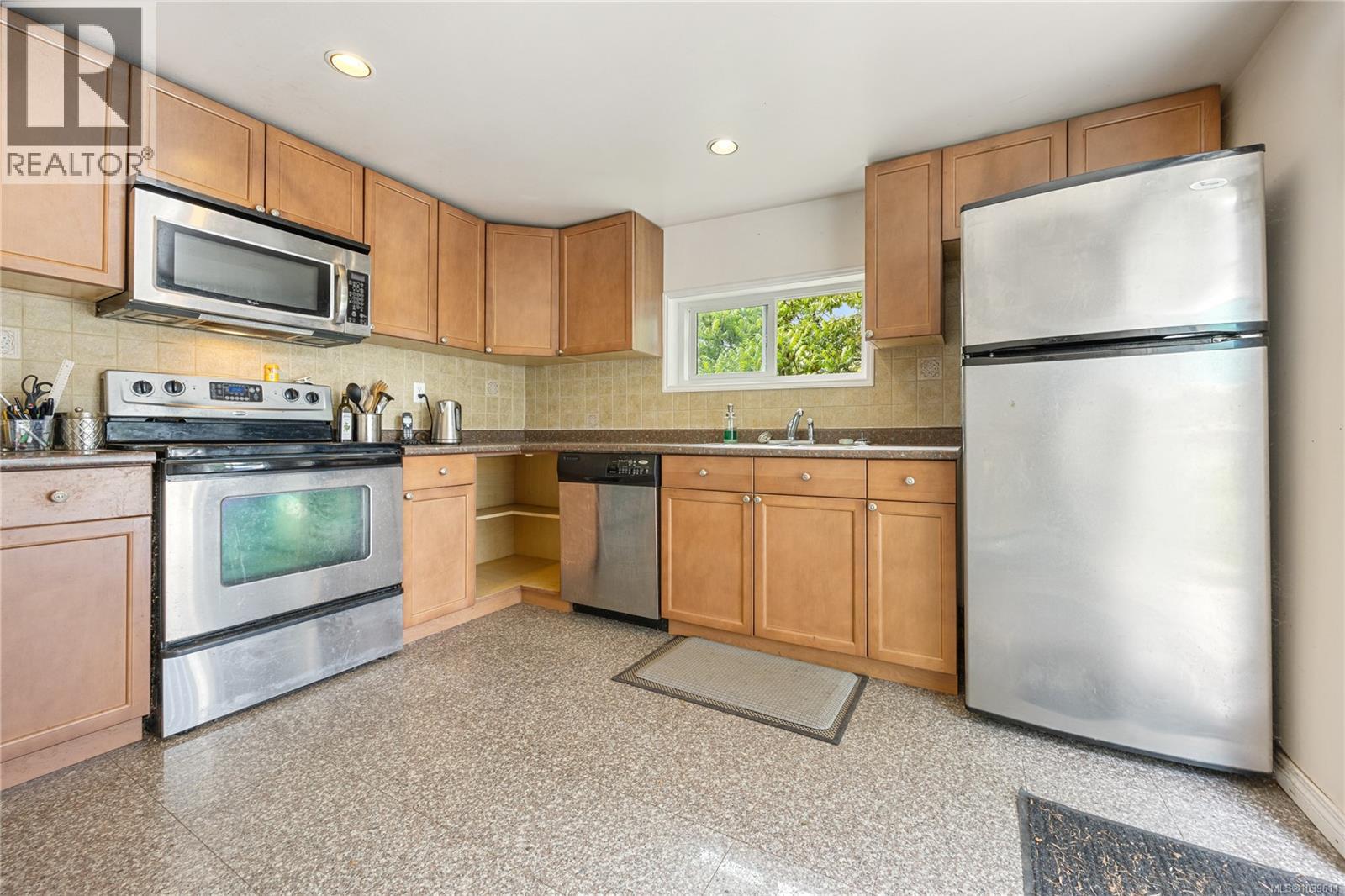 70 Hampton Rd, Saanich, British Columbia  V8Z 1G4 - Photo 15 - 1039611