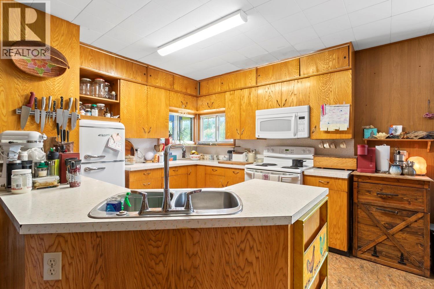 2710 38th Street, Lister, British Columbia  V0B 1G2 - Photo 7 - 10391680