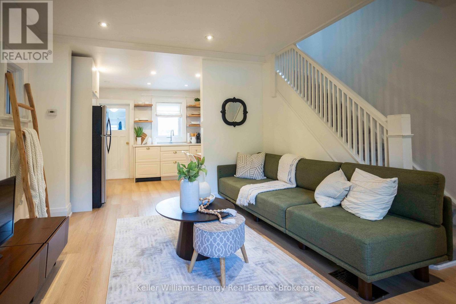 134 Mcroberts Avenue, Toronto, Ontario  M6E 4P5 - Photo 4 - W13458944