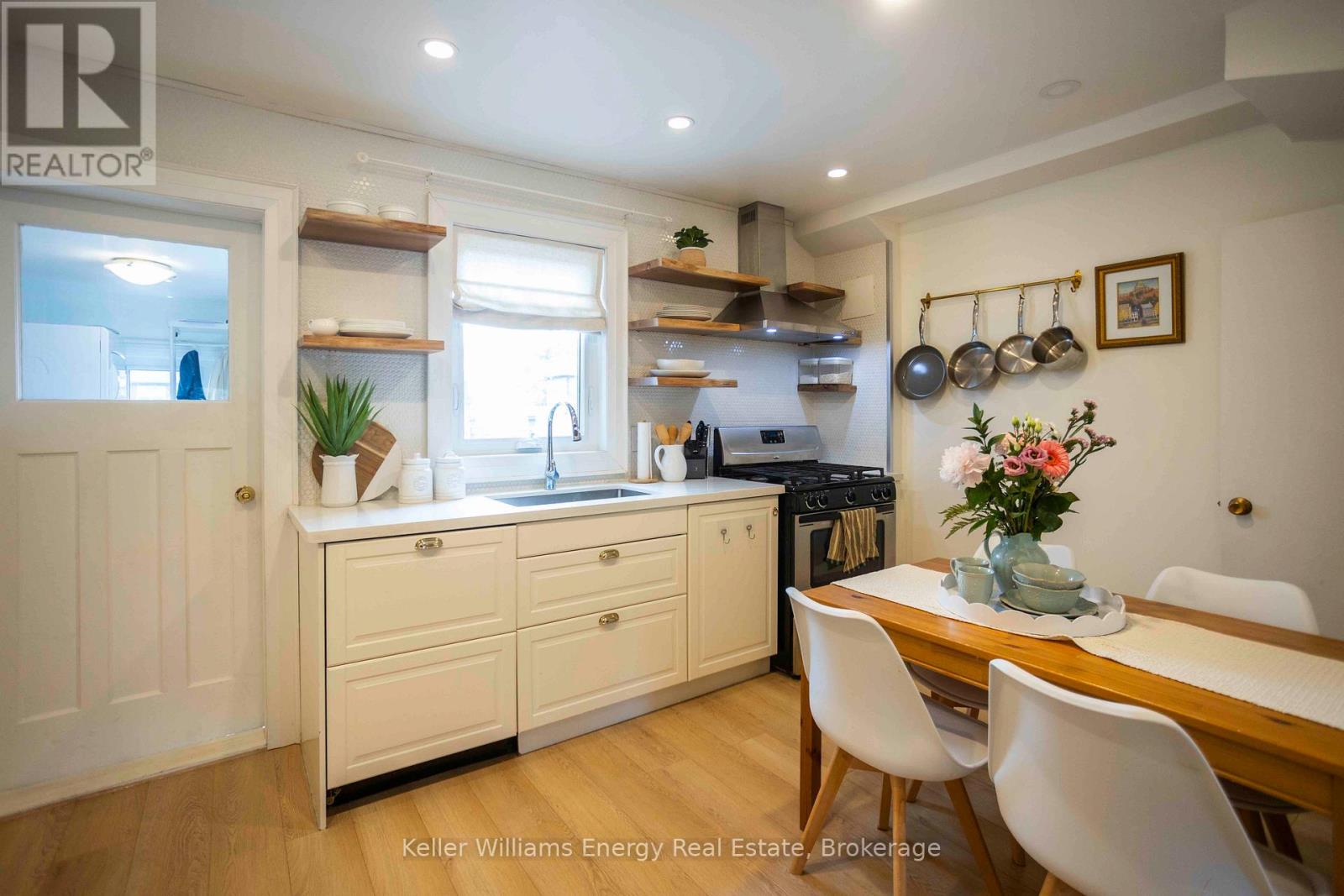 134 Mcroberts Avenue, Toronto, Ontario  M6E 4P5 - Photo 6 - W13458944