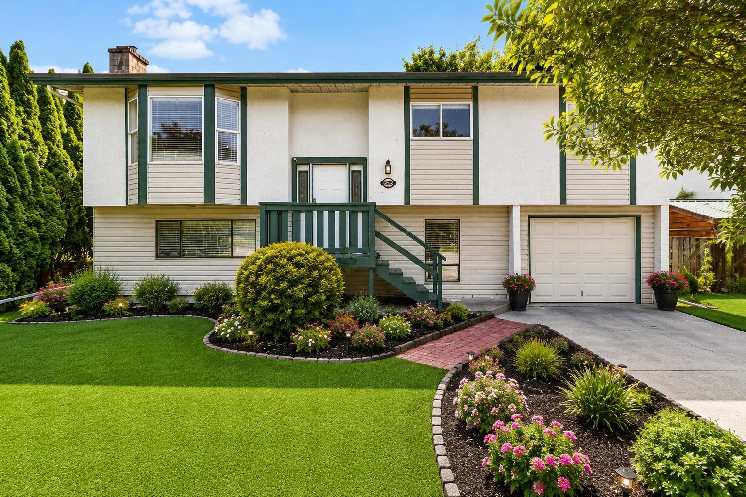 8852 CHARLES STREET|Chilliwack Proper South
