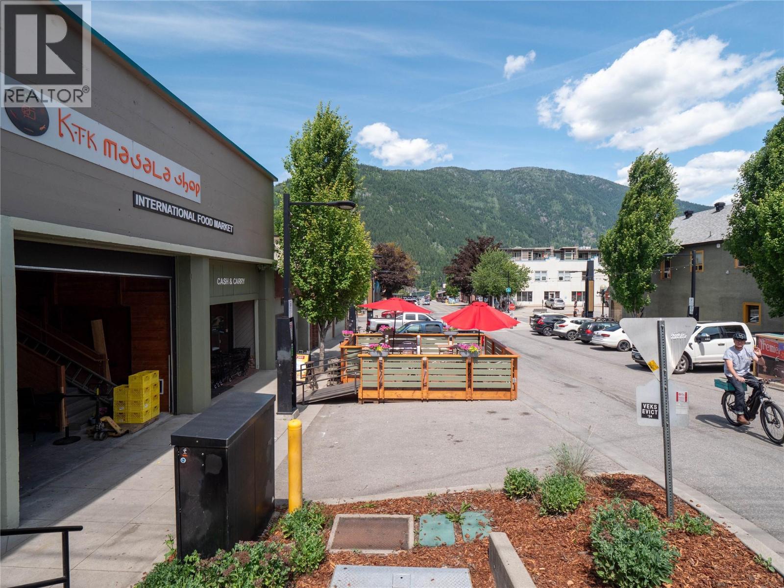 696 Baker Street, Nelson, British Columbia  V1L 4H6 - Photo 1 - 10354182