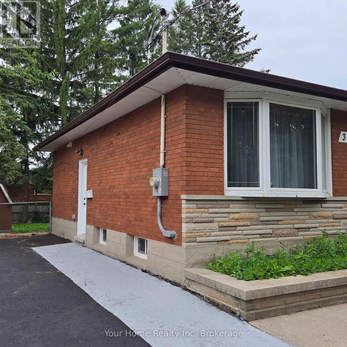 Main Floor - 37 Rutherford Drive E, Kitchener, Ontario  N2A 1P8 - Photo 3 - X13449046