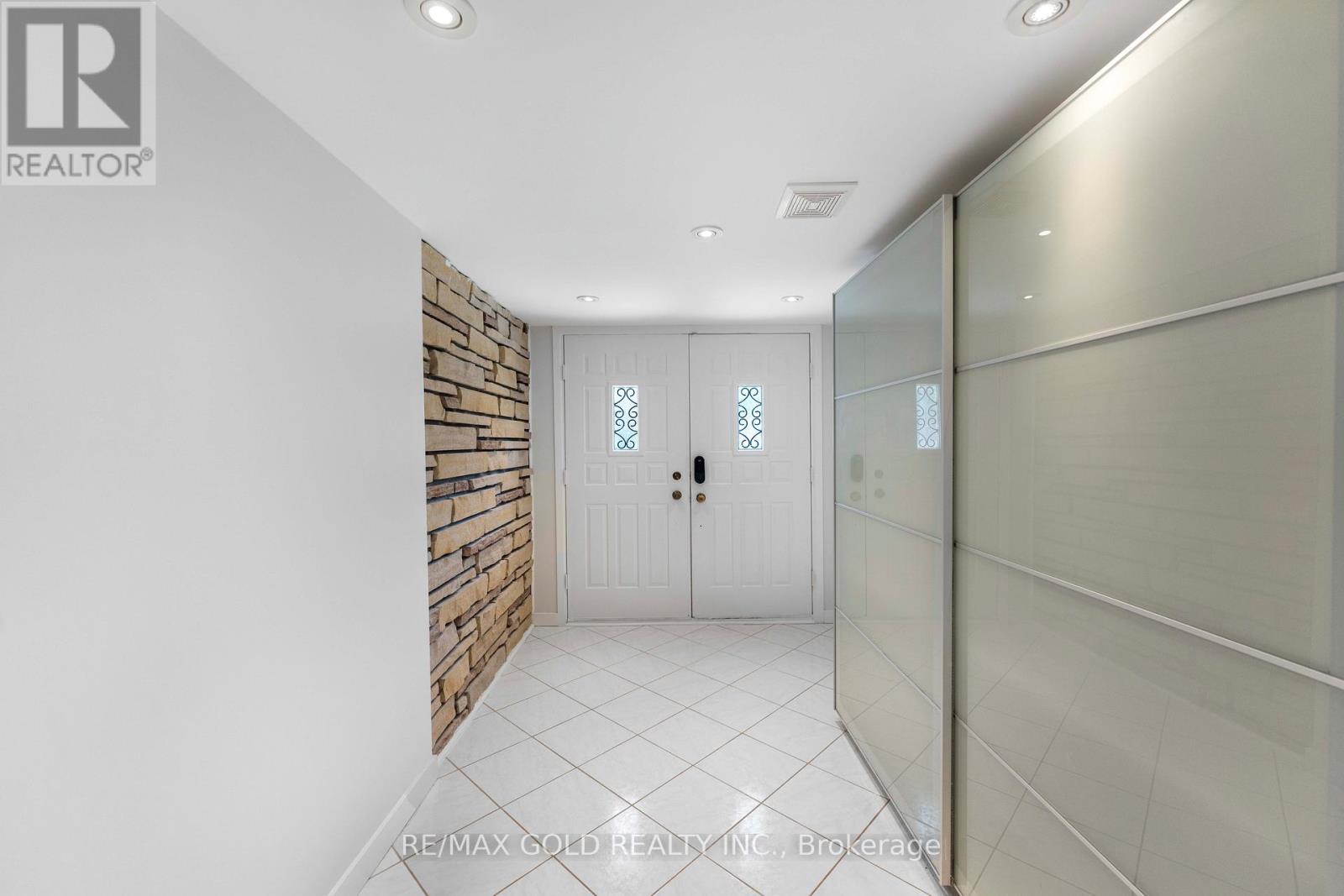 41 Brookland Drive, Brampton, Ontario  L6T 2M6 - Photo 3 - W13458900