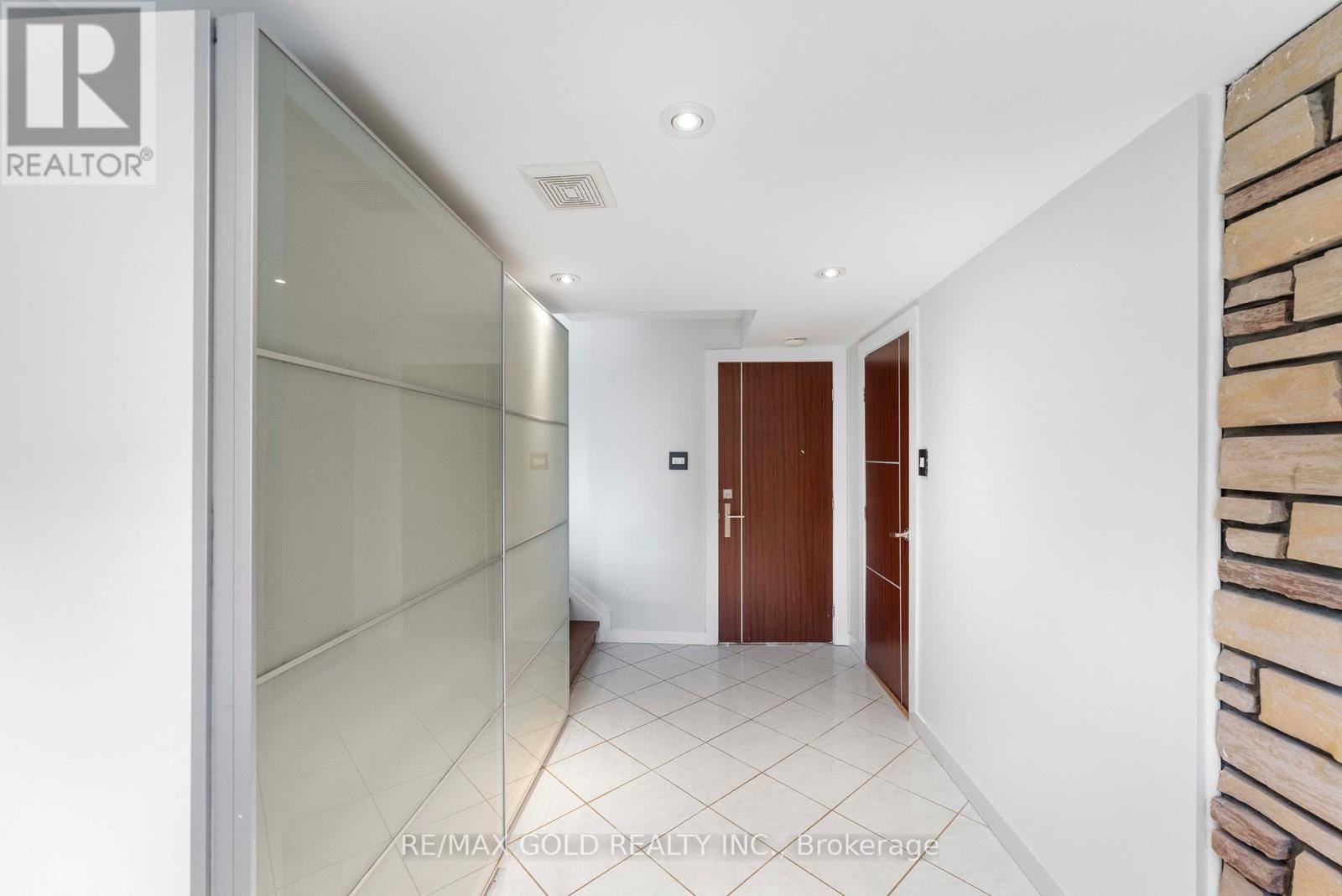 41 Brookland Drive, Brampton, Ontario  L6T 2M6 - Photo 4 - W13458900